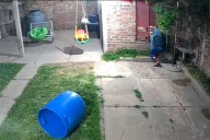 Video: un hombre ingresó a una vivienda y robó un secarropas en barrio Lomas del Mirador