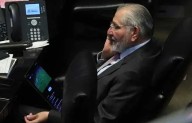 Captan a Adán Augusto López siguiendo el partido de la Champions durante sesión del Senado