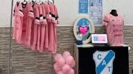 Temperley presentó su camiseta rosa en apoyo a la lucha contra el cáncer de mama