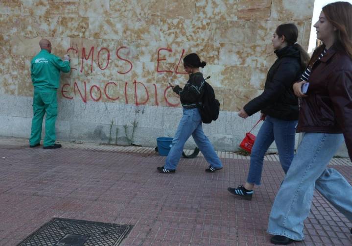 Cuatro colegios de Salamanca sufren pintadas y bloqueos coincidiendo con la huelga estudiantil propalestina