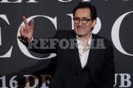 Complace Demian Bichir a fans en premier de Teléfono Negro 2