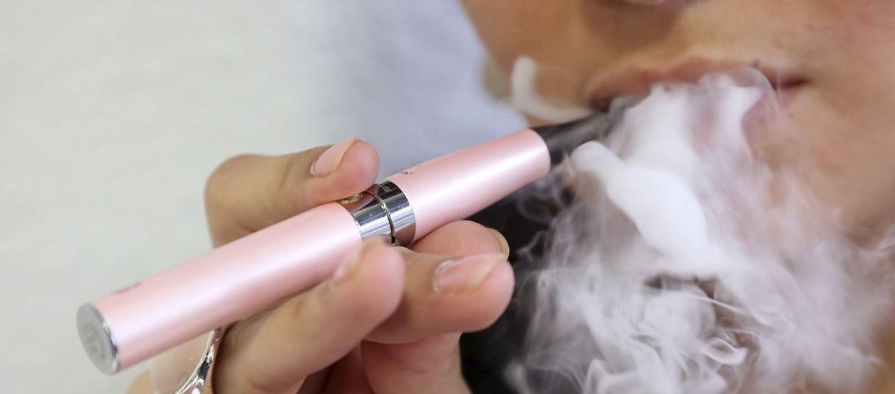 Al menos 15 millones de jóvenes en el mundo fuman cigarrillo electrónico: alerta de la OMS