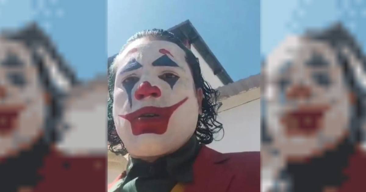 Fue disfrazado de "El Joker" y como no lo dejaron votar, se fue