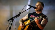 Lo que debes saber sobre la nueva canción de Zach Bryan, ‘Bad News’, y lo que dice sobre ICE