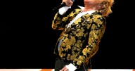 Rod Stewart se despide de Chile con un show cargado de éxitos, carisma y pelotas de fútbol