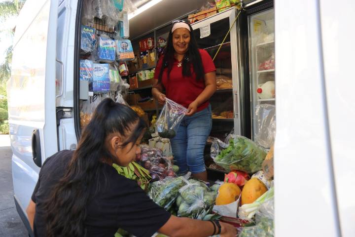 Ante el asecho de ICE, supermercados rodantes mantienen a la comunidad segura 