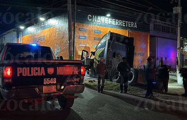 Persecución termina en caos: Trailero choca cinco autos en colonia Santa Bárbara