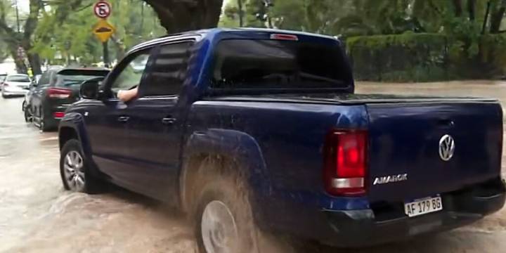Se rompió un caño de agua en el barrio de Belgrano y una camioneta que estaba estacionada se atascó en la grieta