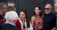 Ayuso no se pierde el concierto de Gloria Estefan en La Plaza de Colón