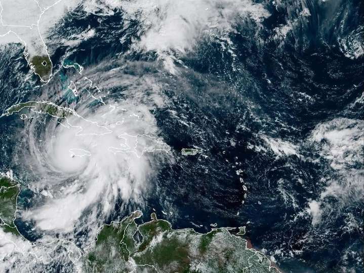 Cazahuracanes de EU trabajan sin pago en medio de Melissa ante el cierre del Gobierno