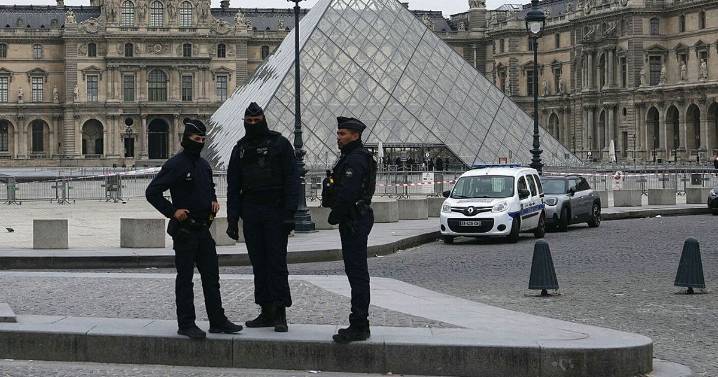 Louvre jewellery heist saw 'criminal gang pose as workmen' in seven