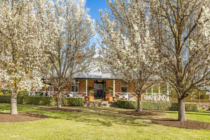 Historic Woodside lifestyle property and vineyard 