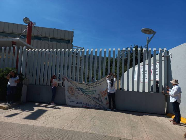 Sección 22 toma Ciudad Administrativa en Tlalixtac de Cabrera, #Oaxaca; da cobertura a mesa tripartita