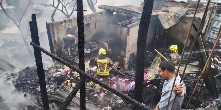 Familias damnificadas por incendio en Zarabanda, Bucaramanga, piden ayuda y donaciones tras perder sus viviendas