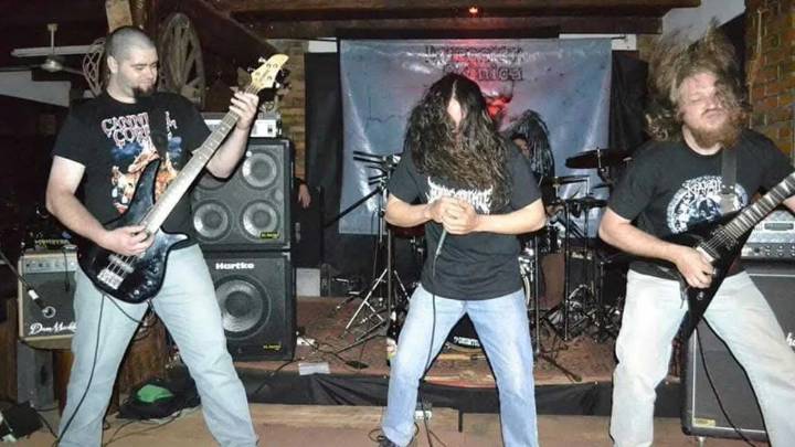 Metal extremo a la vera del Salto Tabay