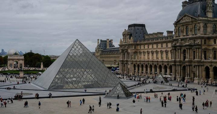 Un audaz robo en el Louvre cierra el museo más visitado del mundo