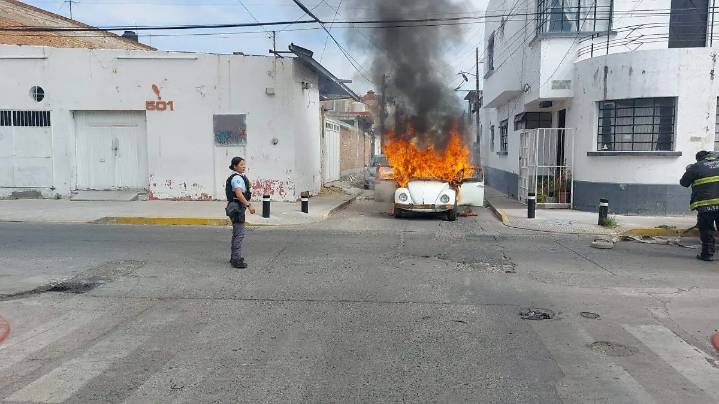 Se incendia “vochito” en el centro de Celaya
