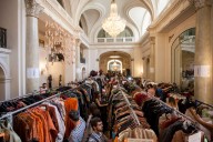 Prendas de diseñador desde $3 mil: Teatro Municipal anuncia masiva venta de vestuario