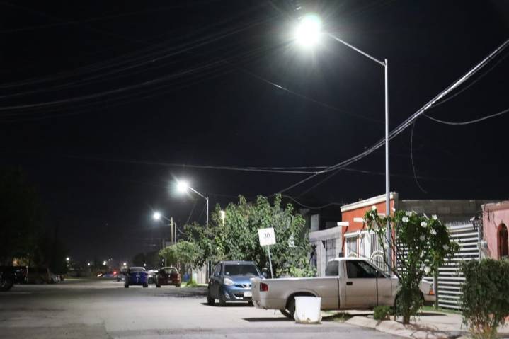 Beneficia Municipio a más de 2 mil vecinos de Rinconadas de Oriente con instalación de nuevas lámparas LED