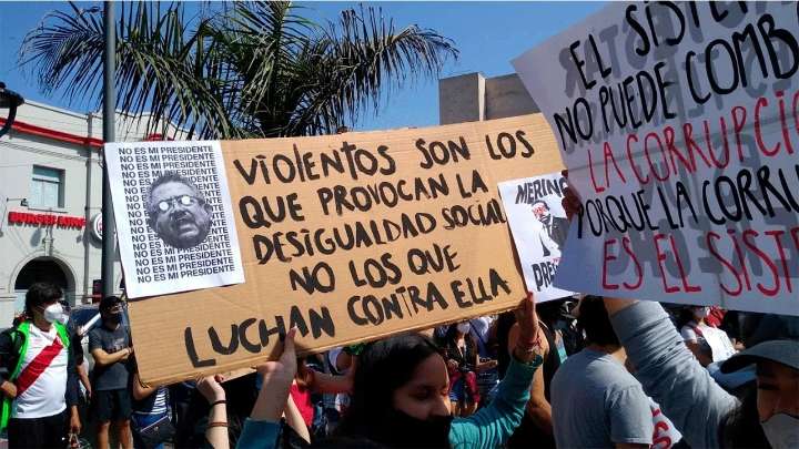 Sociologo Ospina: el Perú mantiene una herencia colonial que impide la democracia plena