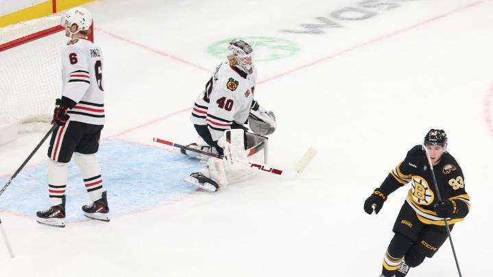 Fraser Minten scores in overtime to lift the Bruins past the Blackhawks, 4