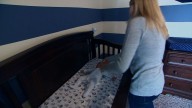 Así puede mantener seguros a los bebés mientras duermen