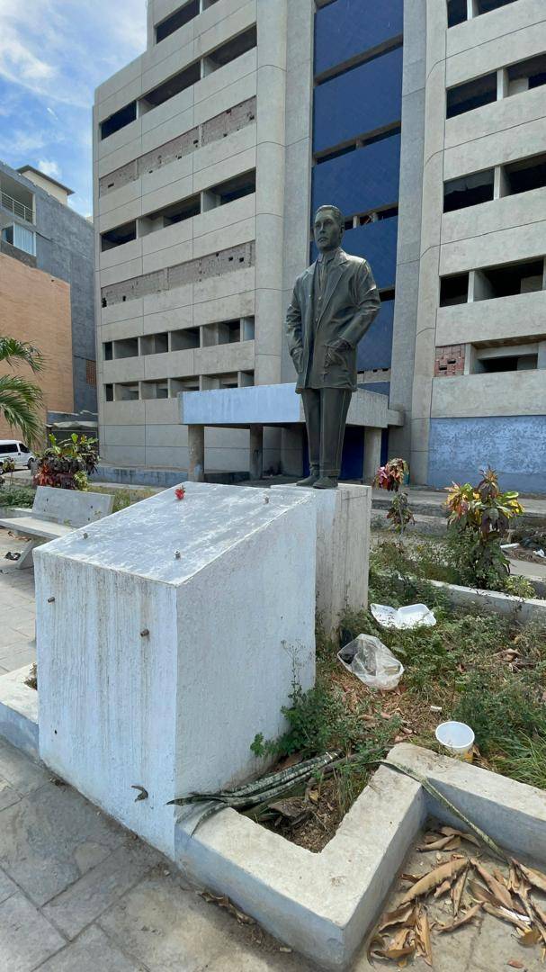 Atención Gobernador y Alcalde manden a limpiar ya la plaza San José Gregorio
