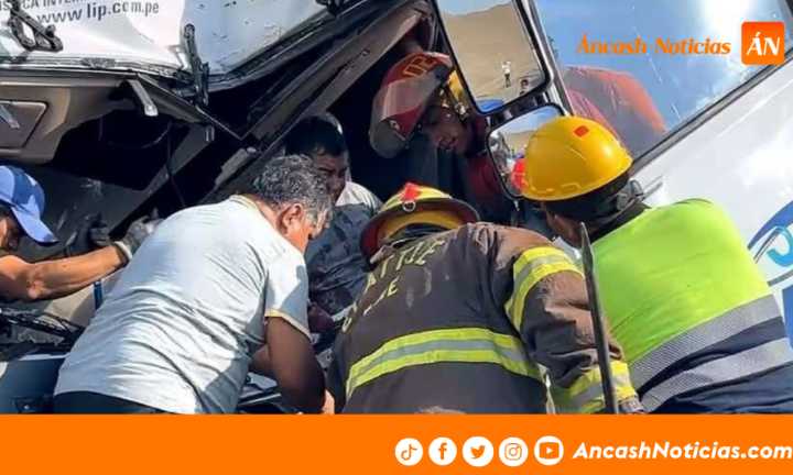 Huarmey: choque entre tráileres deja a conductor atrapado y gravemente herido