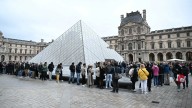 "Un robo digno de James Bond", se sorprenden turistas frustrados por el cierre del Louvre