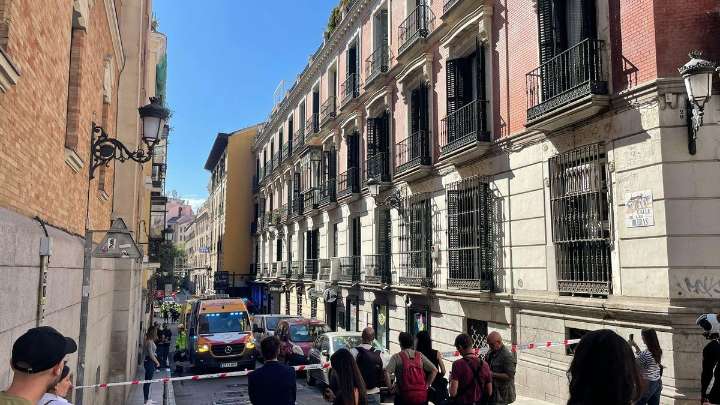 El susto de María, la vecina de la calle Arenal tras el derrumbe en el edificio en Ópera: “Me he puesto a rezar por los obreros”