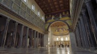 Conmoción en el Vaticano: un hombre se sube al altar de la Basílica de San Pedro y se pone a orinar