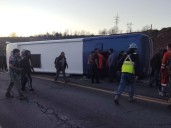 Bus que trasladaba a 44 trabajadores de El Teniente se vuelca en la carretera El Cobre