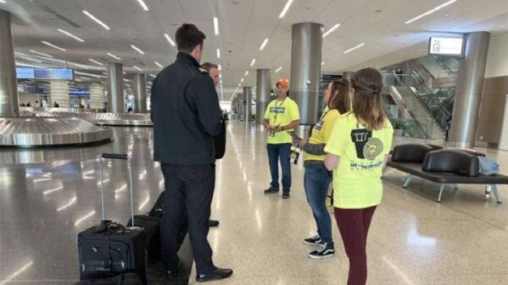 Air traffic controllers receive $0 paycheck amid government shutdown