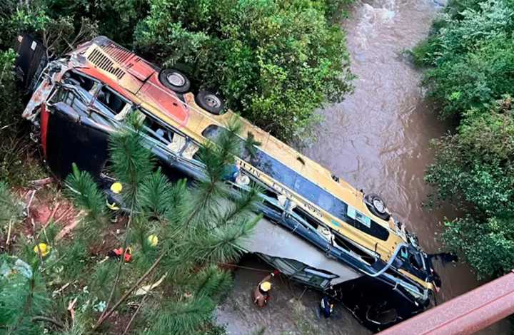 Un colectivo cayó a un arroyo: hay dos muertos y más de 20 heridos