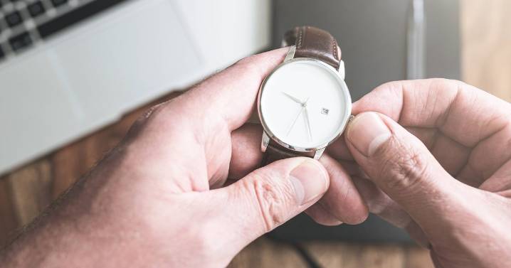 Psychologist says to avoid one drink after 2pm today as clocks go back tonight