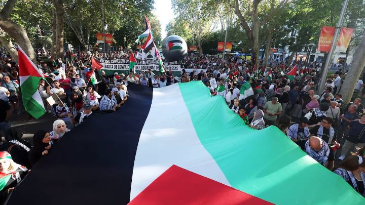 Última hora de las manifestaciones en apoyo al pueblo palestino y la flotilla de Gaza, en directo | Miles de personas salen a las calles de Madrid para expresar su rechazo al Gobierno de Netanyahu