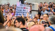 Multitudinaria manifestación en el centro de Sevilla por los fallos en el cribado del cáncer de mama