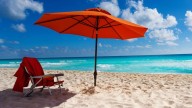 Adiós a la sombrilla en la playa: la tendencia práctica y económica para protegerse del sol en vacaciones