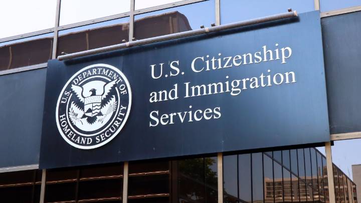 USCIS anuncia cambio en la renovación de permisos de trabajo