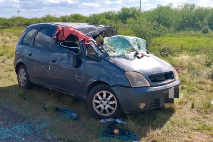 Fuerte siniestro vial en Ruta 127: Un automóvil volcó cerca de Los Conquistadores