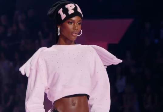👑 Valentina Castro hace historia al convertirse en la primera modelo colombiana en desfilar para Victoria’s Secret