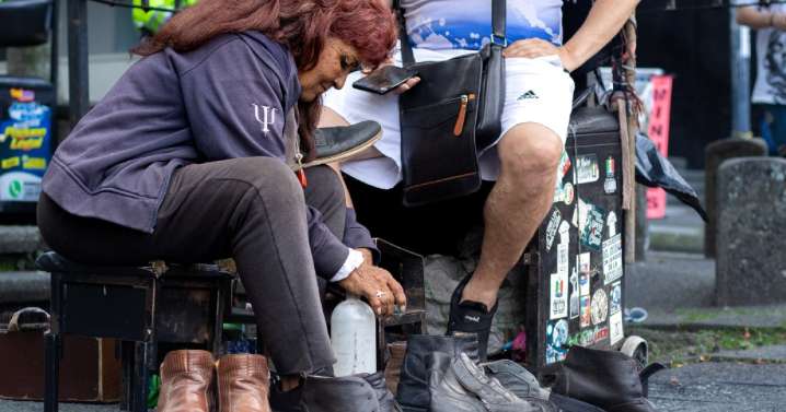 Desaparece la tradición: lustrabotas de Manizales en peligro de extinción por cambios en el mercado