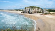 La playa de Brasil más cerca de Argentina está entre aguas verde esmeralda y acantilados hermosos