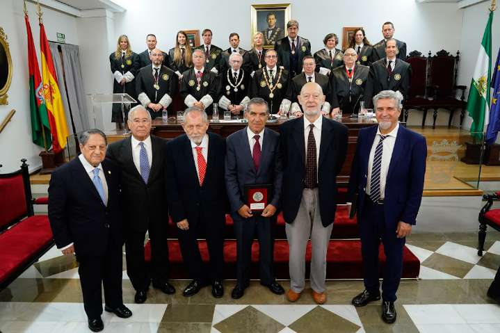 El Colegio de Abogados celebra el Día de Santa Teresa con la entrega de Botones y Lazos a sus profesionales