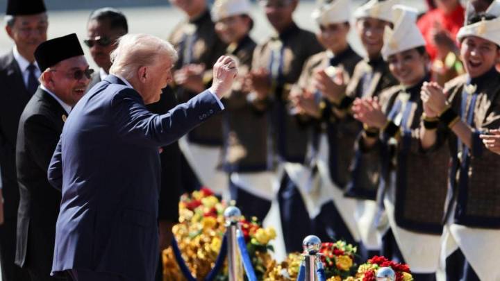 Watch: Trump dances at Kuala Lumpur airport as Malaysia rolls out Red Carpet, video goes viral