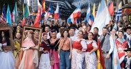 Cerca de 2.500 personas de 23 países desfilan por la Gran Vía en la Cabalgata por la Hispanidad
