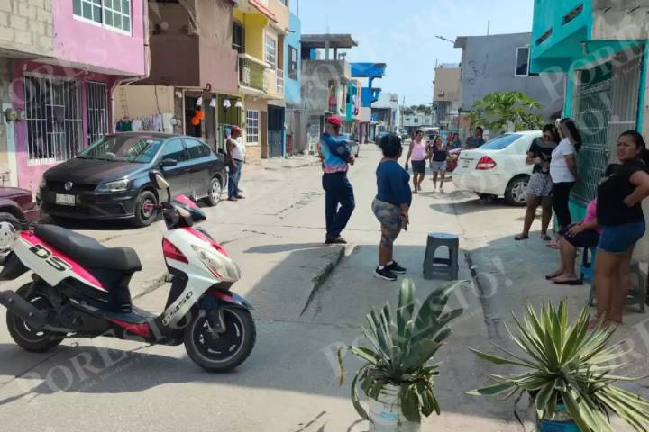 Hartazgo en Ciudad del Carmen: Vecinos bloquean calle y retienen camioneta de la CFE por apagones