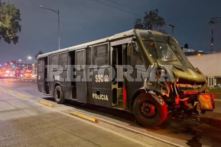 Choca camión de la Policía  contra Metrobús en V. Carranza