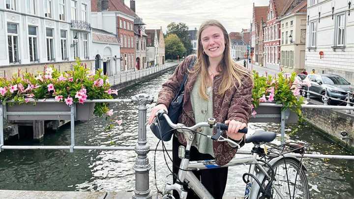 Alicia, estudiante vallisoletana en un prestigioso colegio de Brujas: "Mi máster cuesta 29.000 €, pero estoy becada"