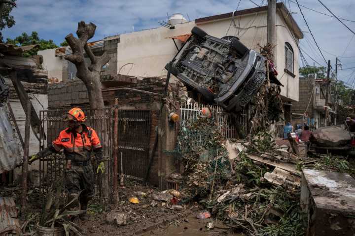 México acelera la búsqueda de desaparecidos por fuertes lluvias que dejaron al menos 64 muertos